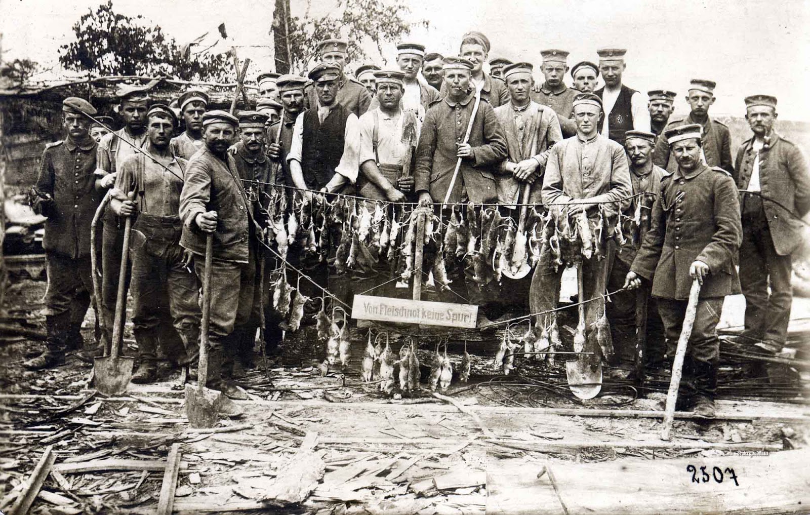 Another commercial postcard depicting the end result of a few hours hunting rats in the trenches and dugouts. Some of the men are toting shovels and improvised clubs, undoubtedly the weapons of choice in this particular 'Rattenjagd'.