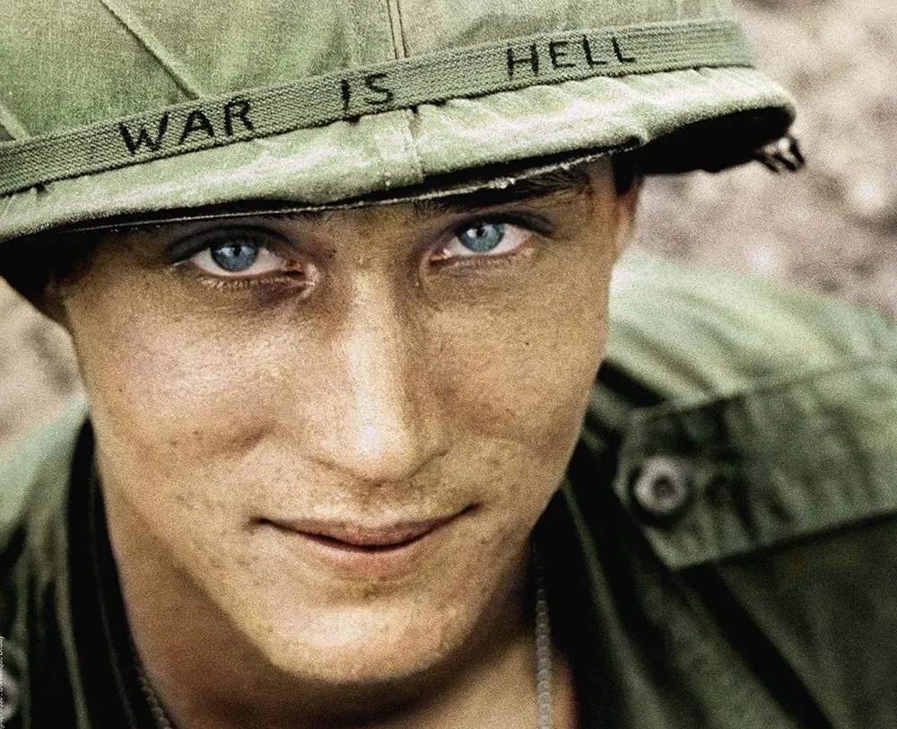 The Story Behind the Iconic Photo of a Soldier Wearing a Hand-Lettered “War is Hell” Slogan on His Helmet during the Vietnam War in 1965