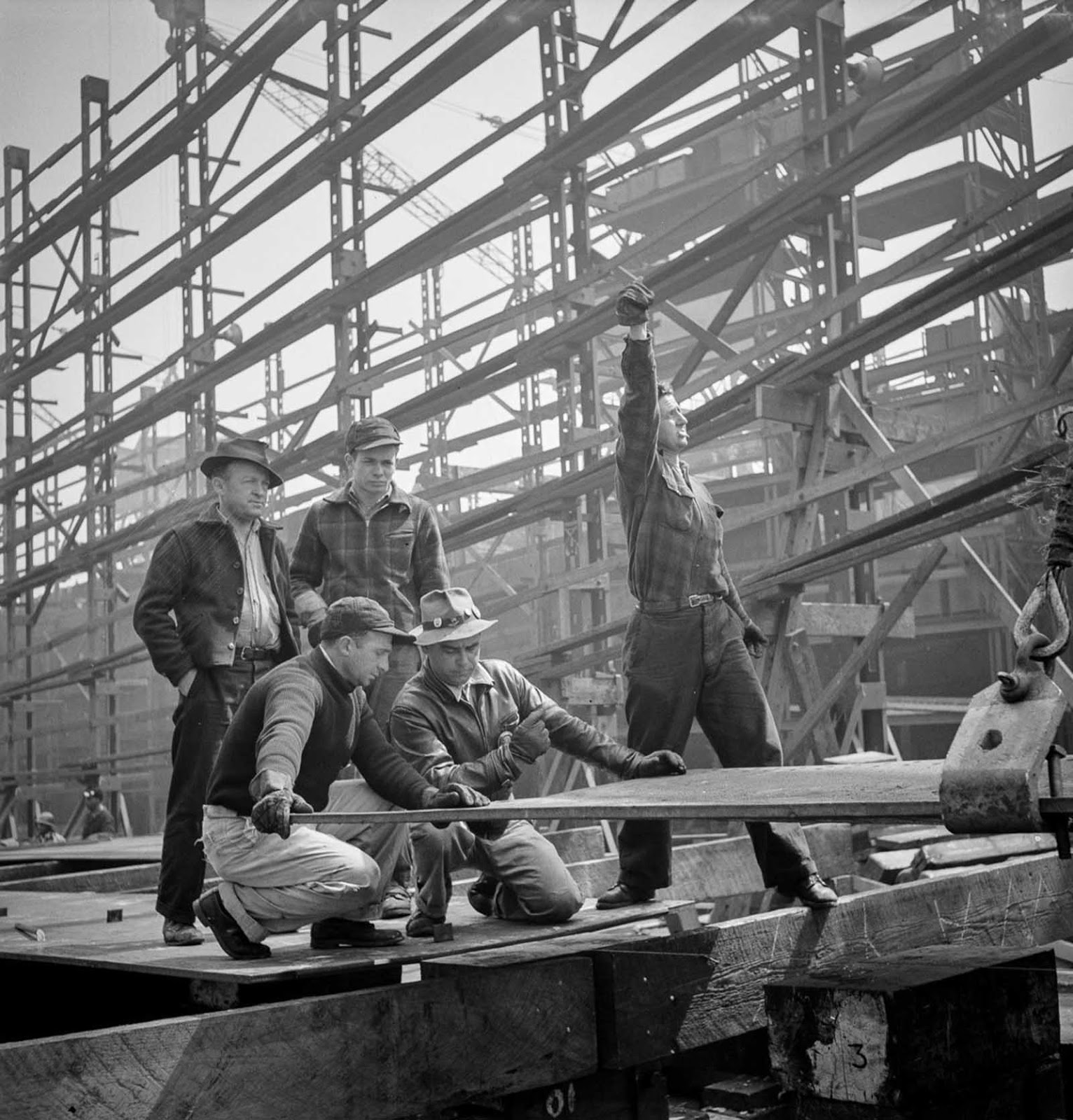 Erecting a flat keel.