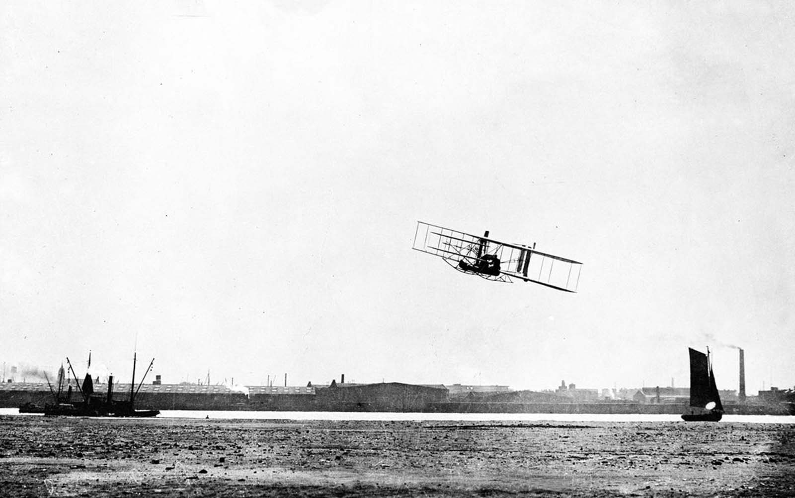 Wilbur Wright makes a 33-minute-long flight during the Hudson-Fulton Celebration in New York in 1909. Wright started from Governors Island to fly up the Hudson River to Grant's Tomb and back, a feat witnessed by hundreds of thousands of New York residents.