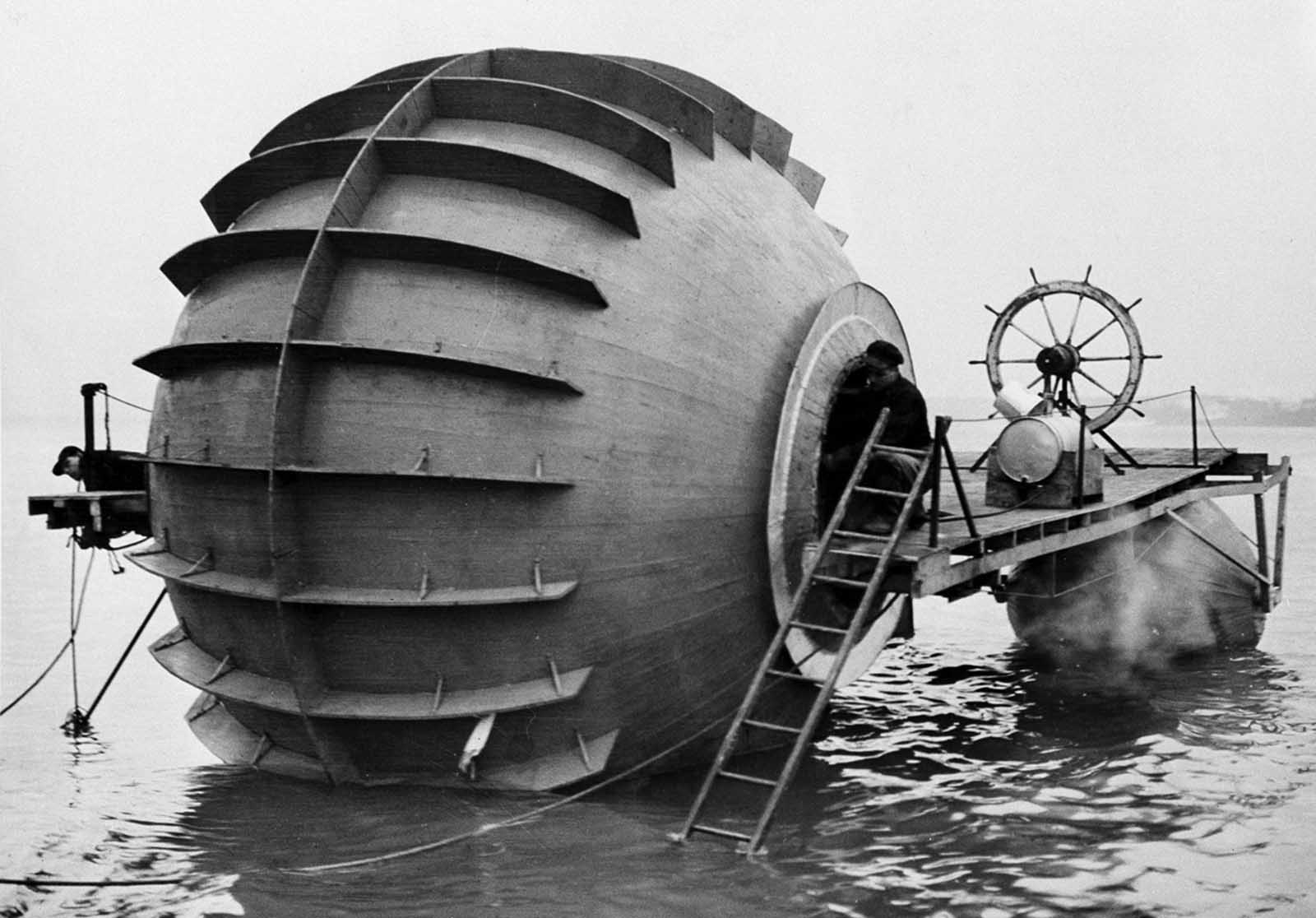 This strange watercraft, an experimental