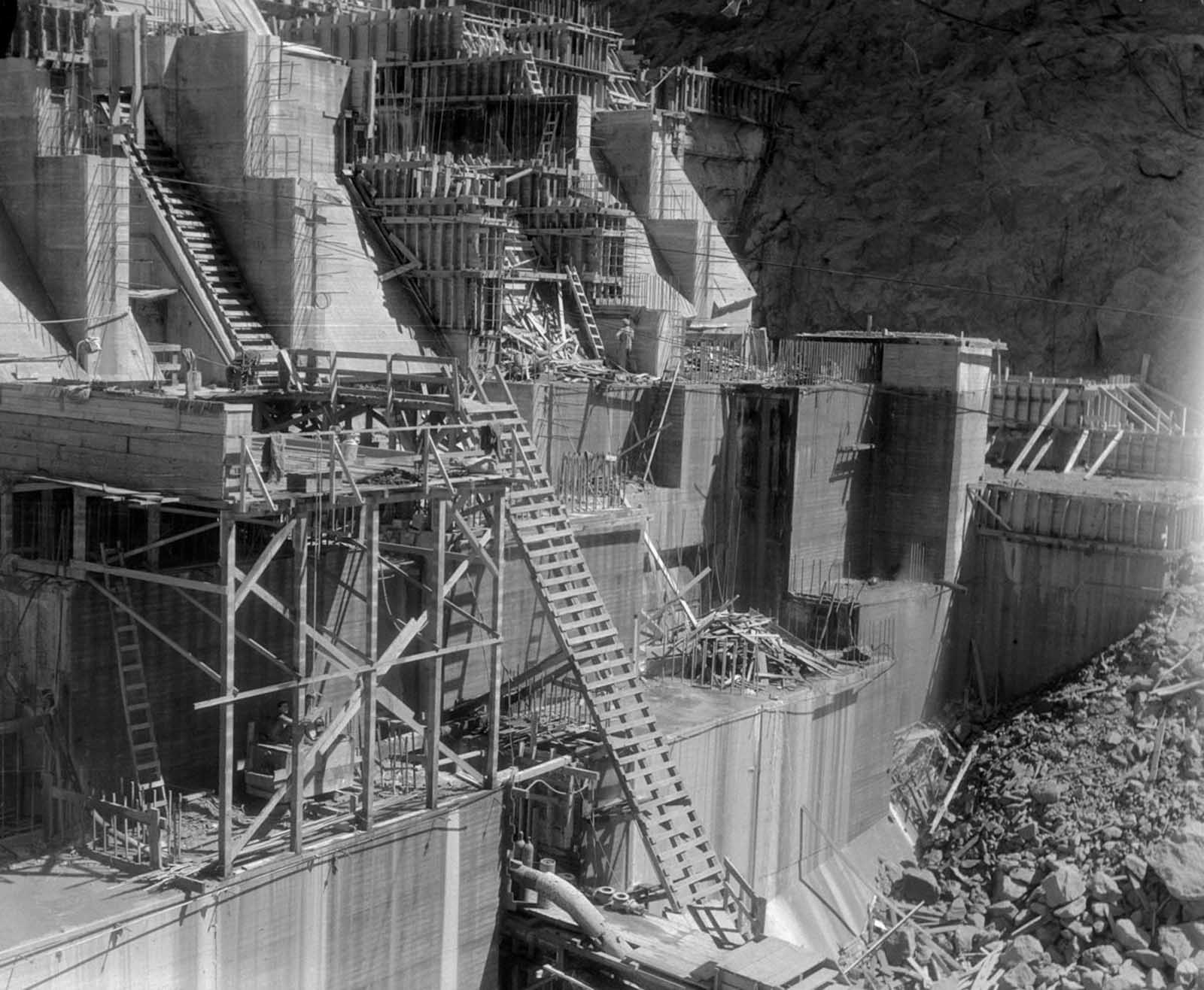 A total of 3,250,000 cubic yards (2,480,000 m3) of concrete was used in the dam before concrete pouring ceased on May 29, 1935.