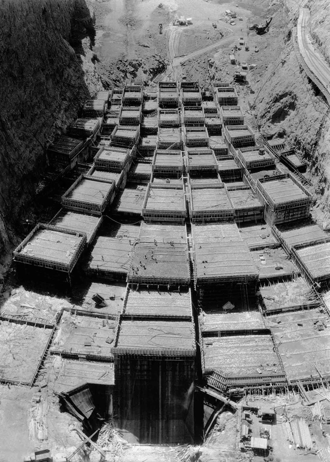 The concrete foundation of the dam is poured into separate blocks called