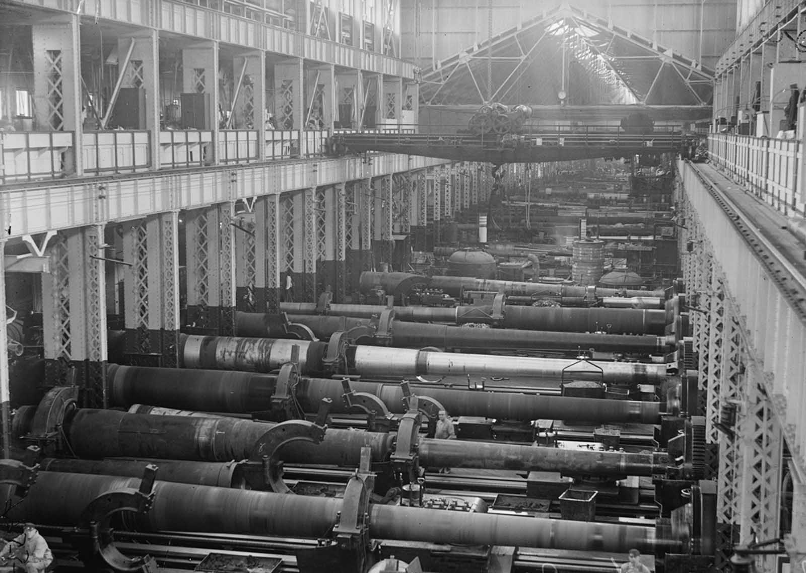U.S. Navy Yard, Washington, D.C., the Big Gun section of the shops, in 1917.