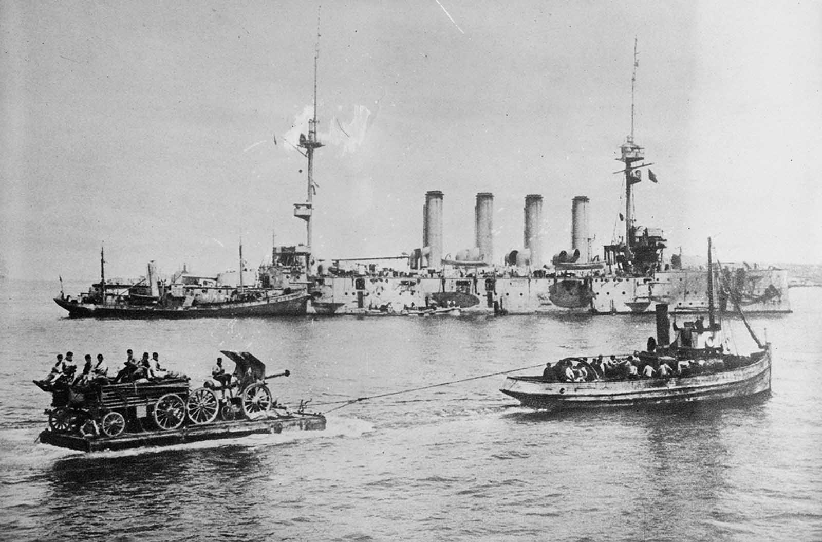 Landing a 155 mm gun at Sedd-el Bahr. Warships near the Gallipoli Penninsula, Turkey during the Gallipoli Campaign.