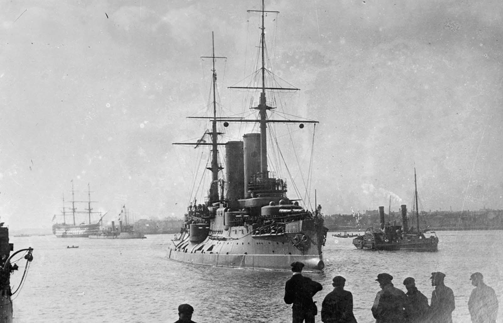 The Russian flagship Tsarevitch passing HMS Victory, ca. 1915.