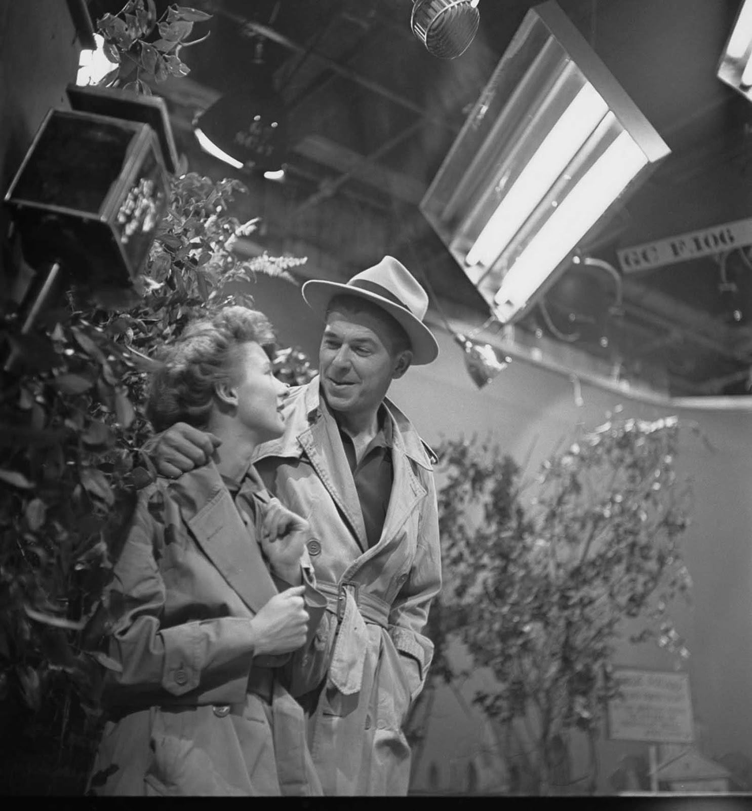 Reagan performs with Cloris Leachman on an episode of Nash Airflyte Theater. 1950.