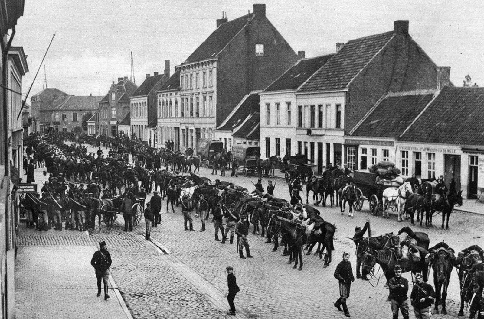 Belgian chasseurs pass through the town of Daynze, Belgium, on the way from Ghent to meet the German invasion.