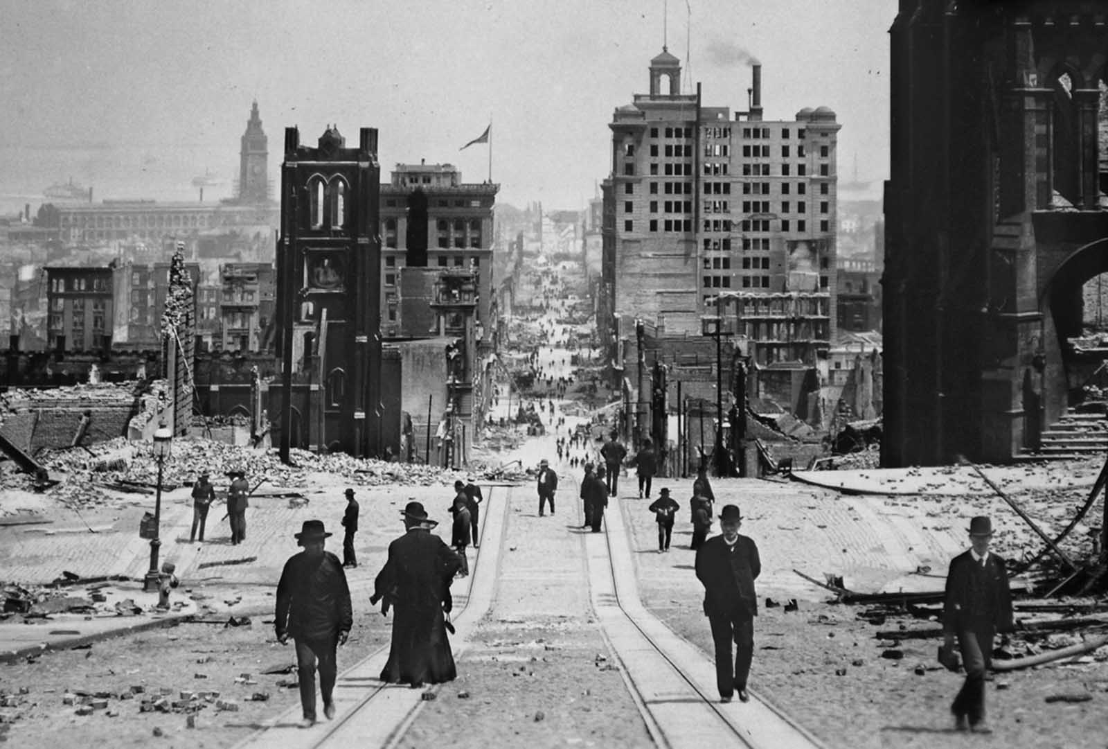 California Street looking east from Grant Avenue, which was DuPont Street in 1906. The immediate part of this district is that of Chinatown, the lower part is the financial district showing Merchant's Exchange Building.