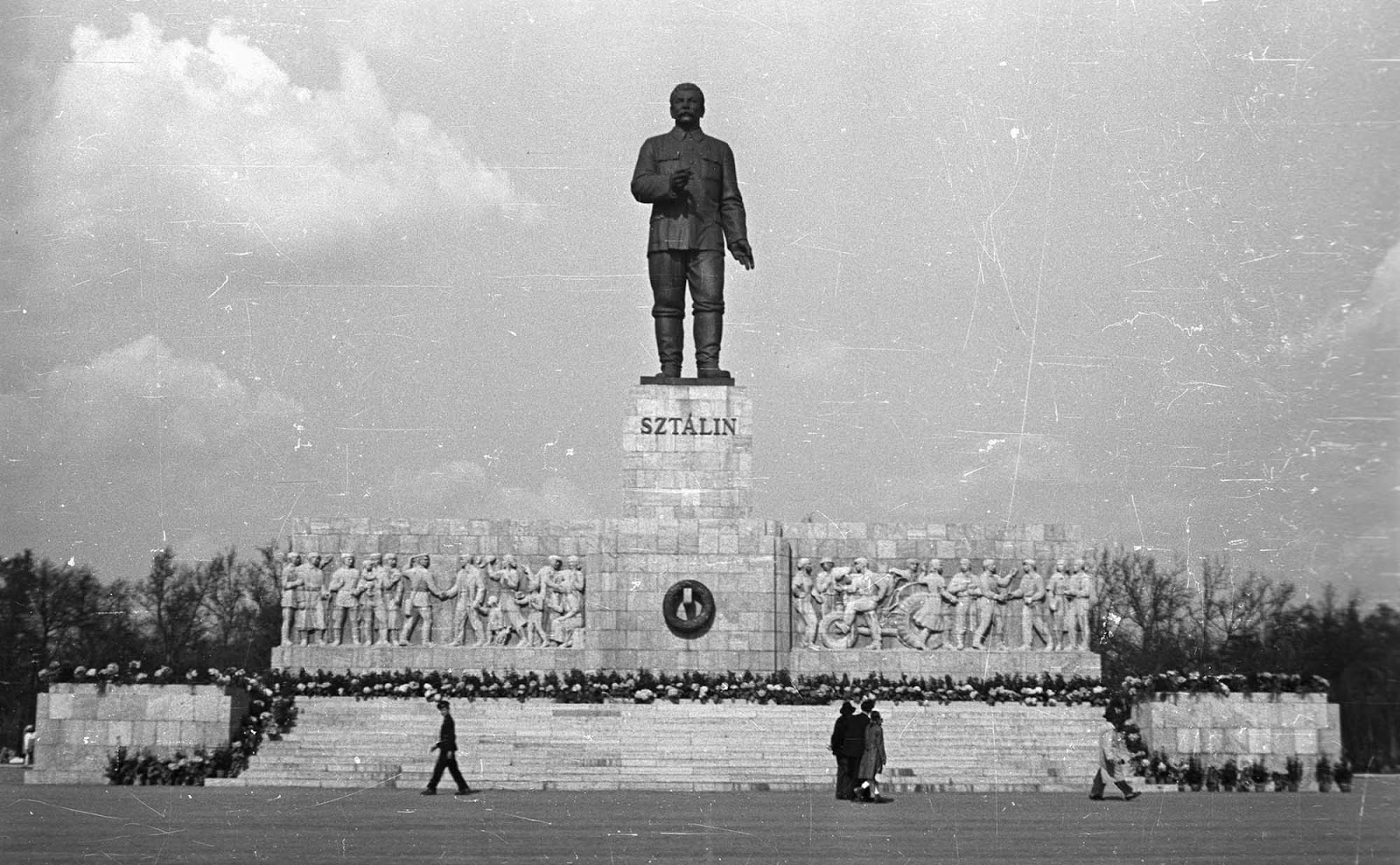 The large monument stood 25 metres tall in total. The monument not only demonstrated Stalin’s power, but the power of the Hungarian Working People's Party as well.