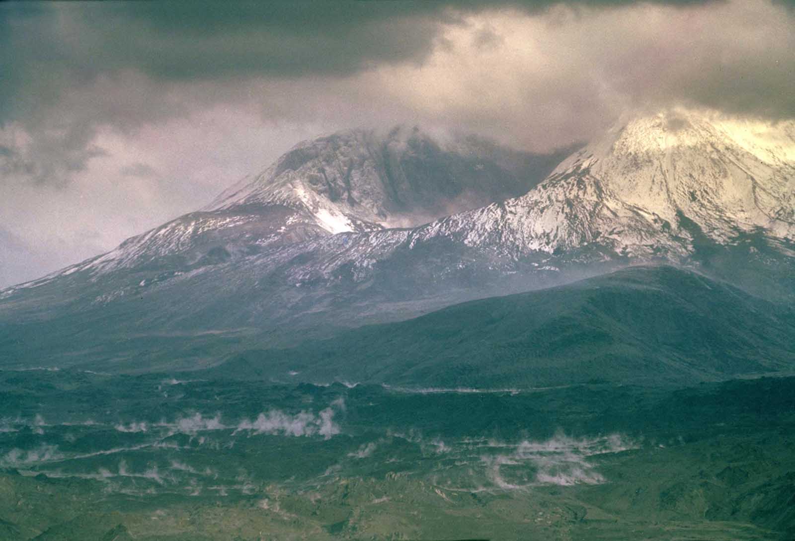 Mount St. Helens, shortly after the eruption pf May 18, 1980.