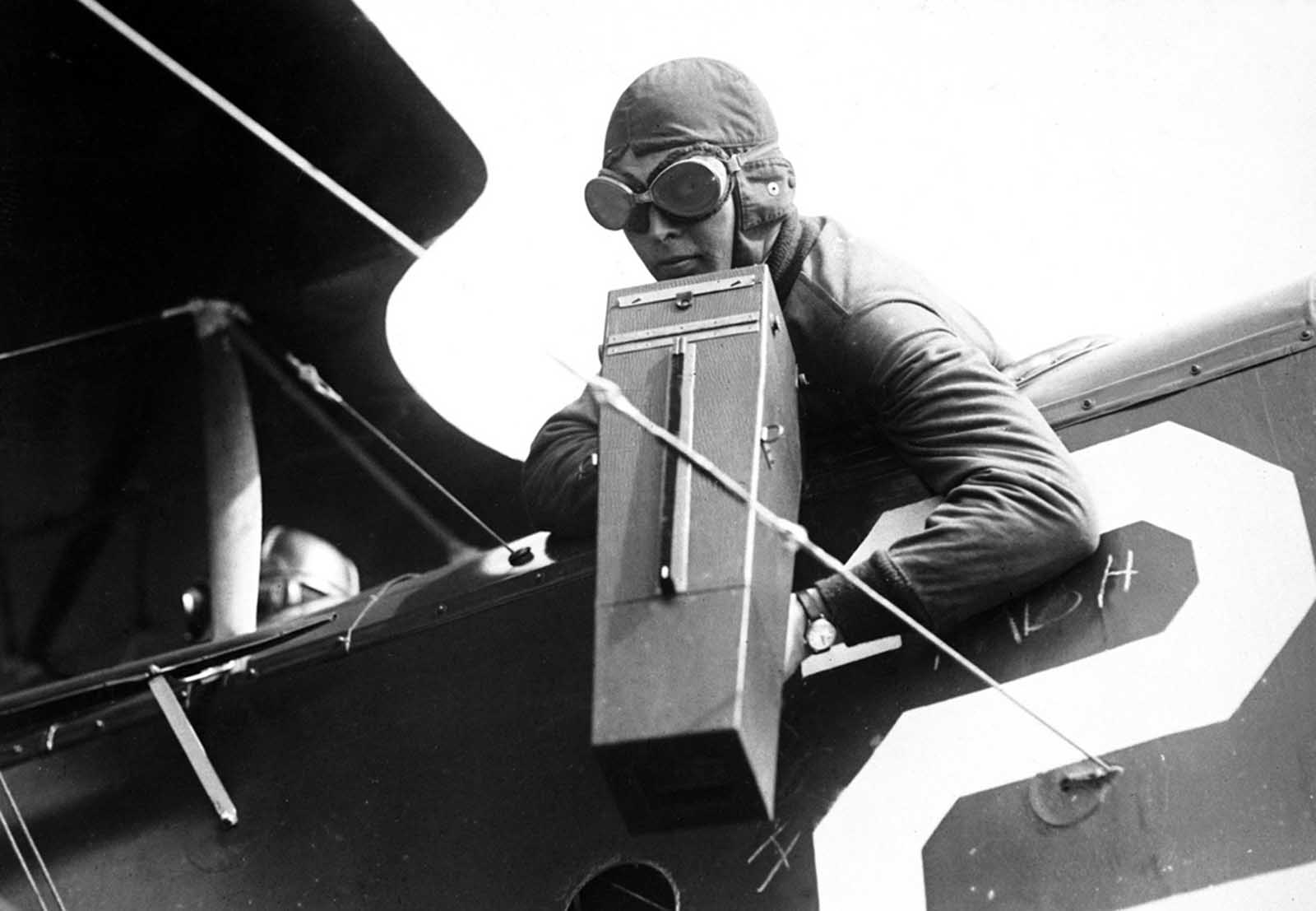 An aerial photographer with a Graflex camera, ca. 1917-18.