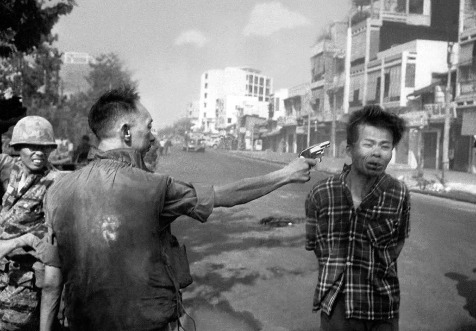The South Vietnamese General Nguyen Ngoc Loan, chief of the national police, fires his pistol into the head of suspected Viet Cong officer Nguyen Van Lem (also known as Bay Lop) on a Saigon street on February 1, 1968, early in the Tet Offensive. Lem was suspected of commanding a death squad which had targeted South Vietnamese police officers that day. The fame of this photo led to a life of infamy for Nguyen Ngoc Loan, who quietly moved to the United States in 1975, opening a pizza shop in Virginia.