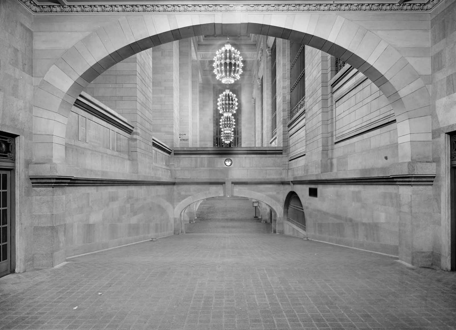 Incline from subway to suburban concourse, Grand Central Terminal, New York, ca 1912.