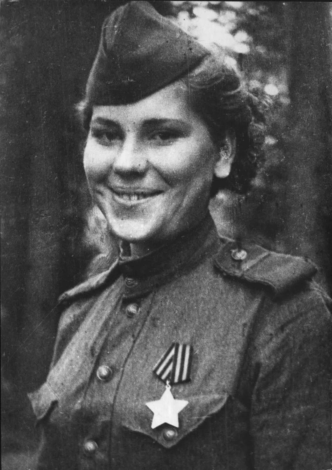 After Shanina's several applications, the military commissariat finally allowed her to enroll in the Central Female Sniper Academy, where she met Aleksandra 
