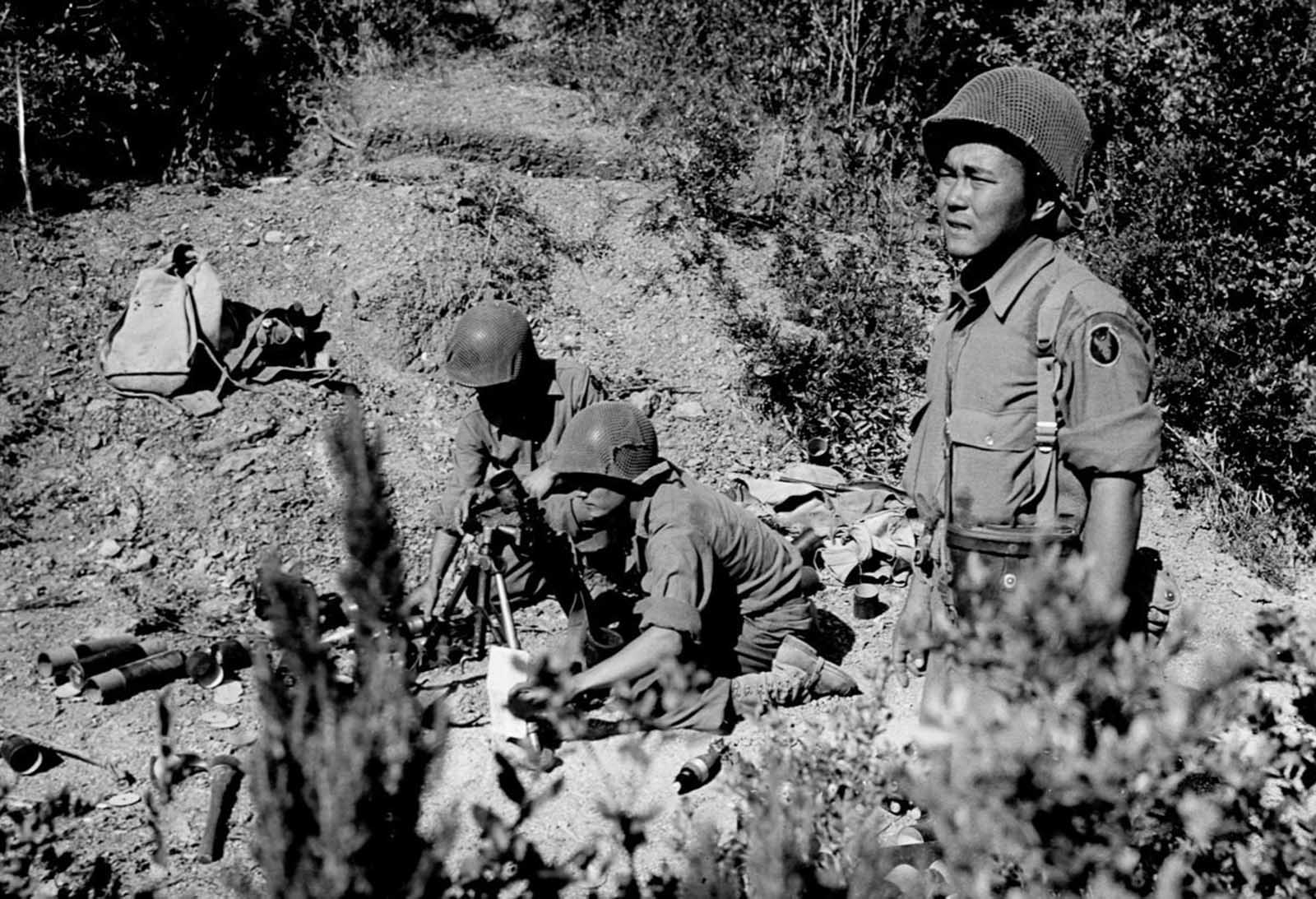 Soldiers launch mortars at German snipers in Italy. Aug. 25, 1944.