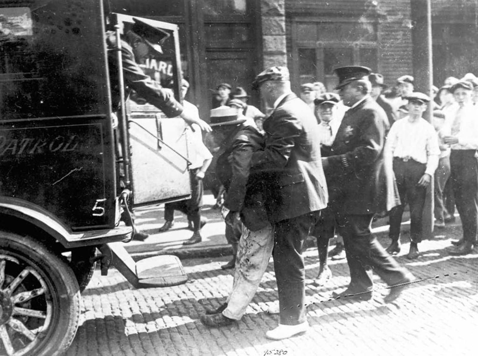 Police removes the body of a black man killed during the 1919 Chicago Race Riots.