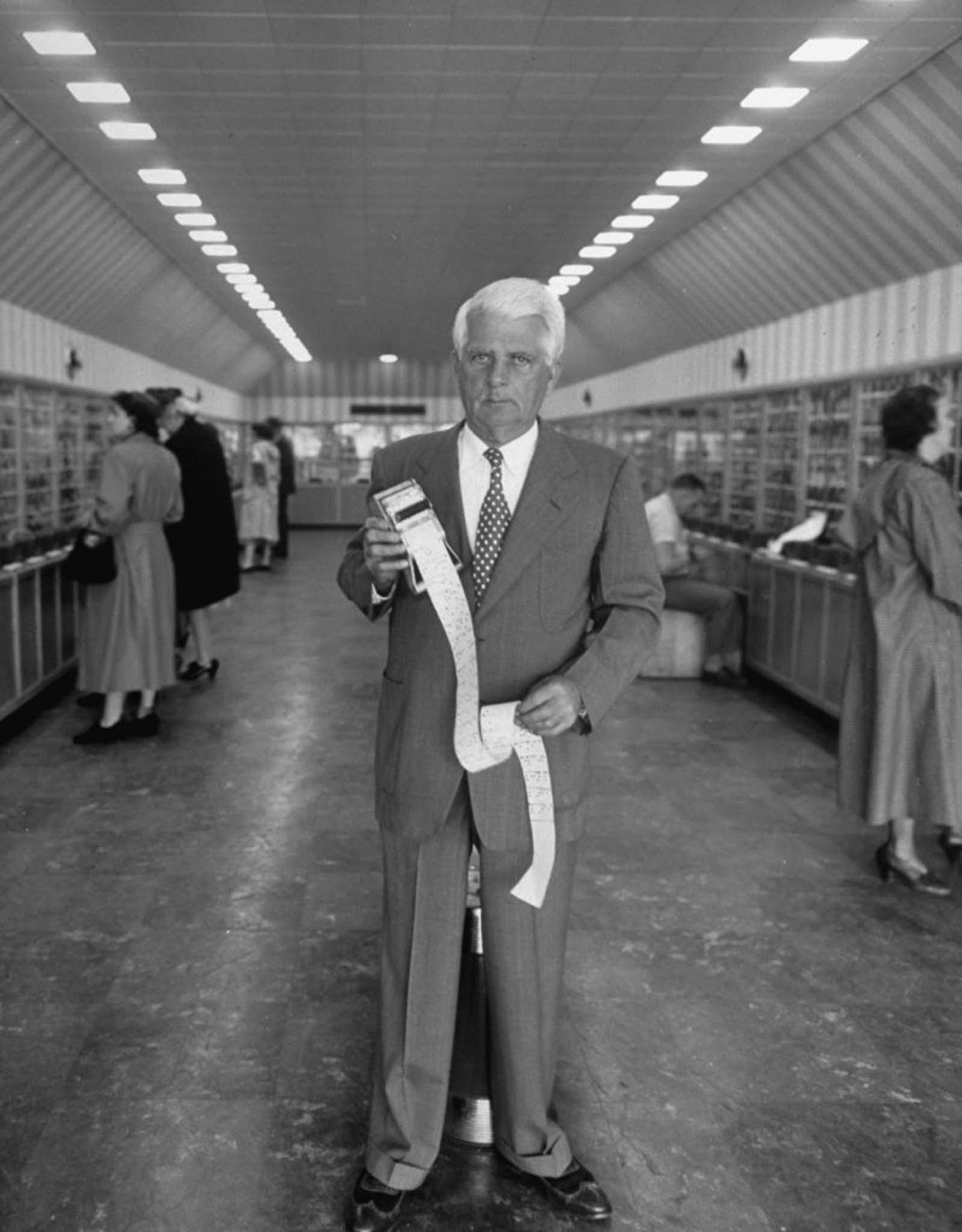George Saunders, the man behind the Piggly Wiggly, believed this key card could revolutionize shopping again.