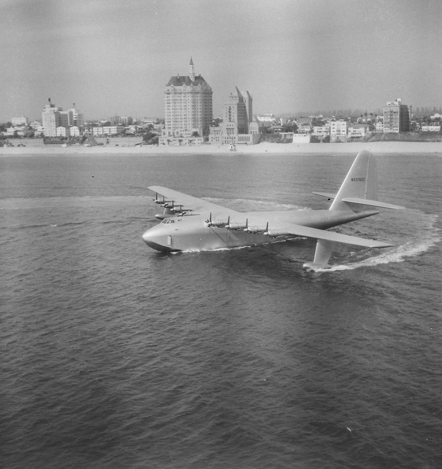 After picking up speed on the channel facing Cabrillo Beach the Hercules lifted off, remaining airborne for 26 seconds at 70 ft (21 m) off the water at a speed of 135 miles per hour (217 km/h) for about one mile (1.6 km).