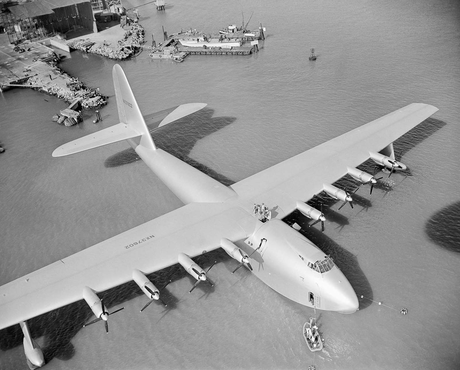 On November 2, 1947, the taxi tests began with Hughes at the controls. His crew included Dave Grant as copilot, two flight engineers, Don Smith and Joe Petrali, 16 mechanics, and two other flight crew.