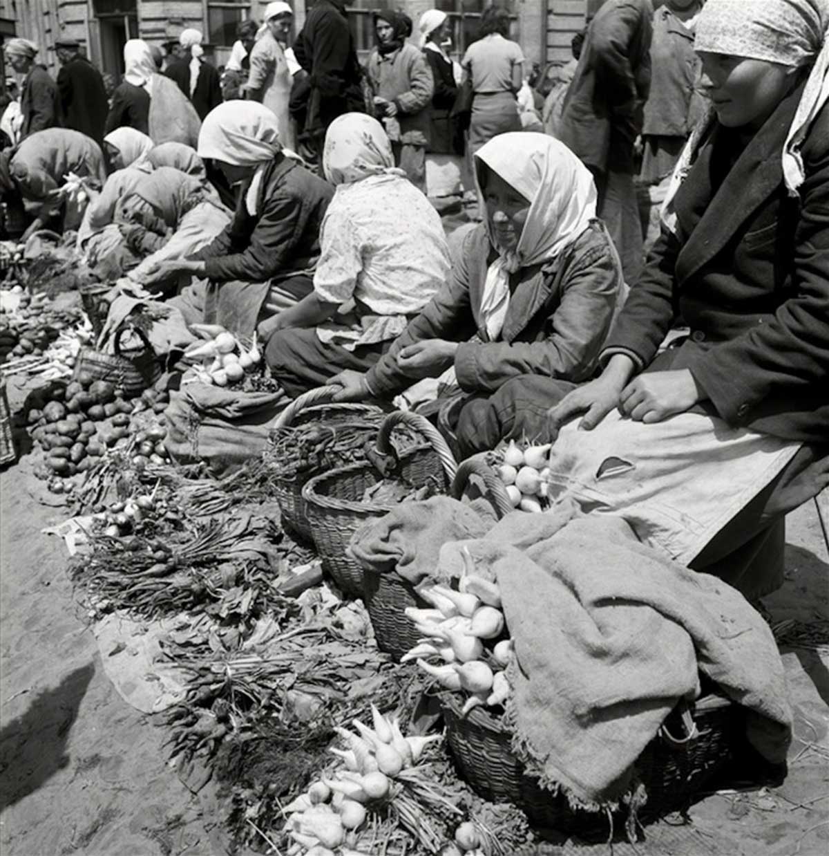 Farmers' market. 1943.