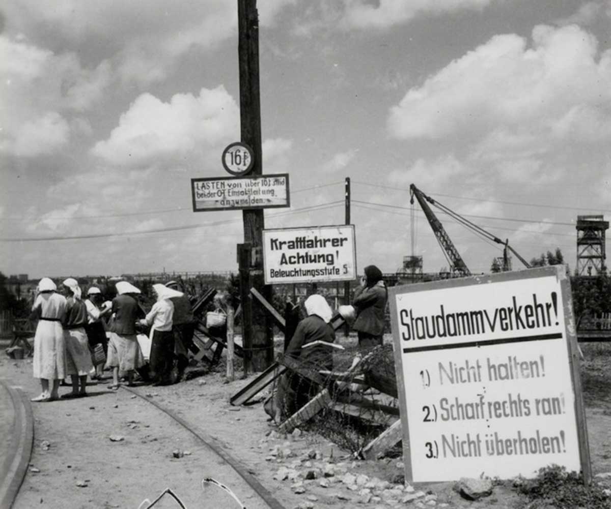 Driving and road safety instructions for Wehrmacht traffic.