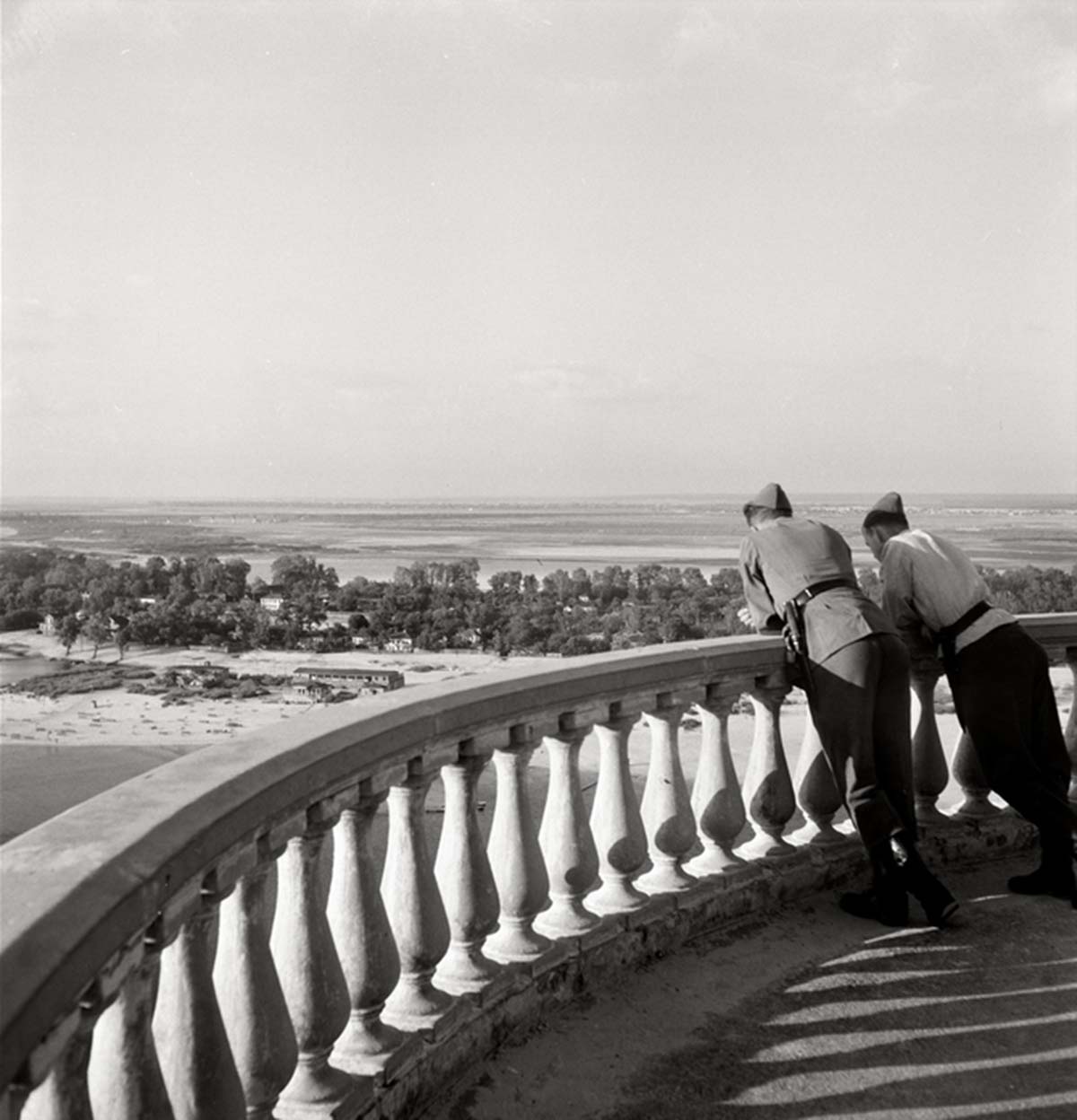 Two Wehrmachts Soldier at a vista point of the Dnpr near Kiev.