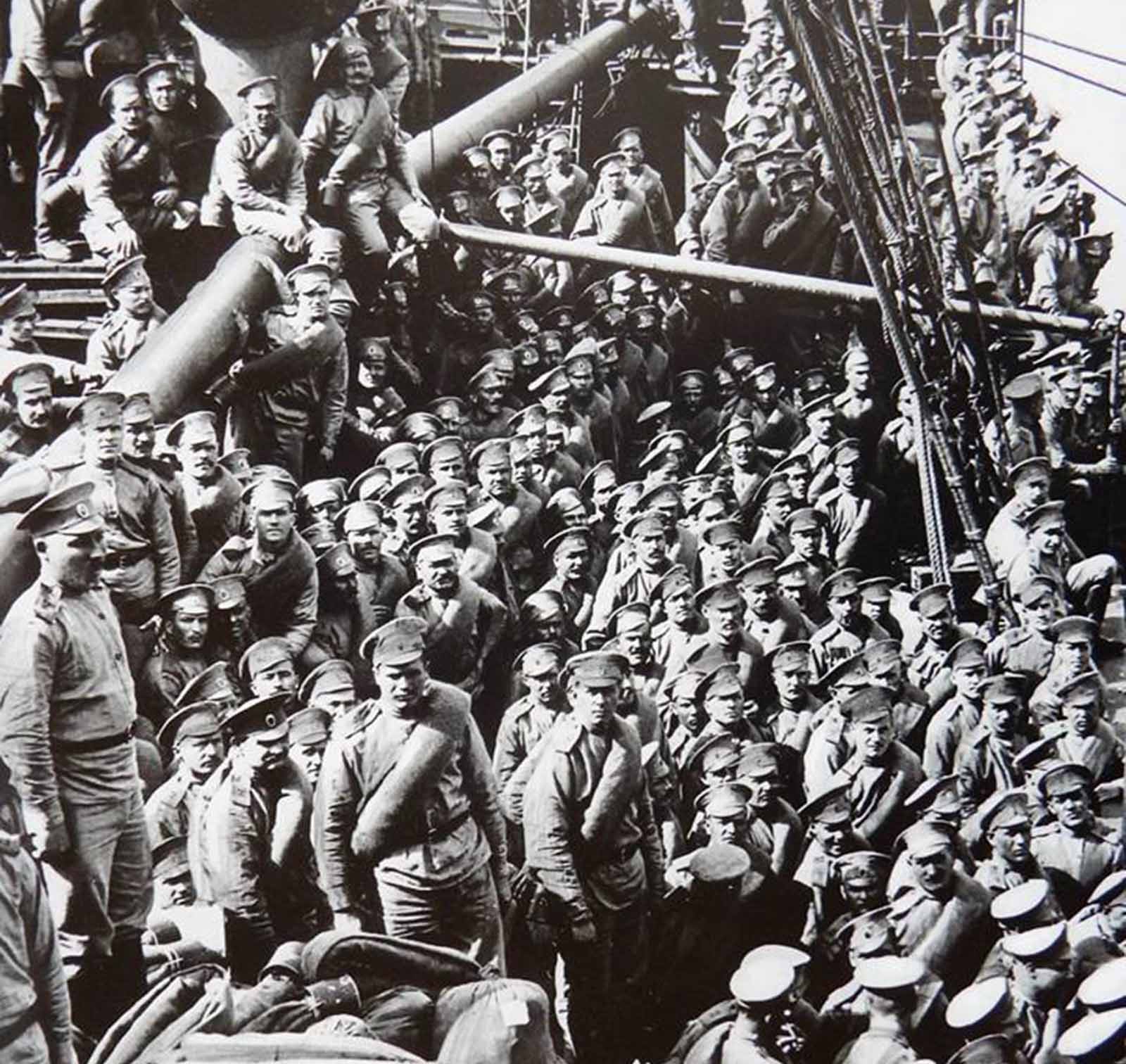 The Russian troops arriving in Marseille with the Himalaya steamship.