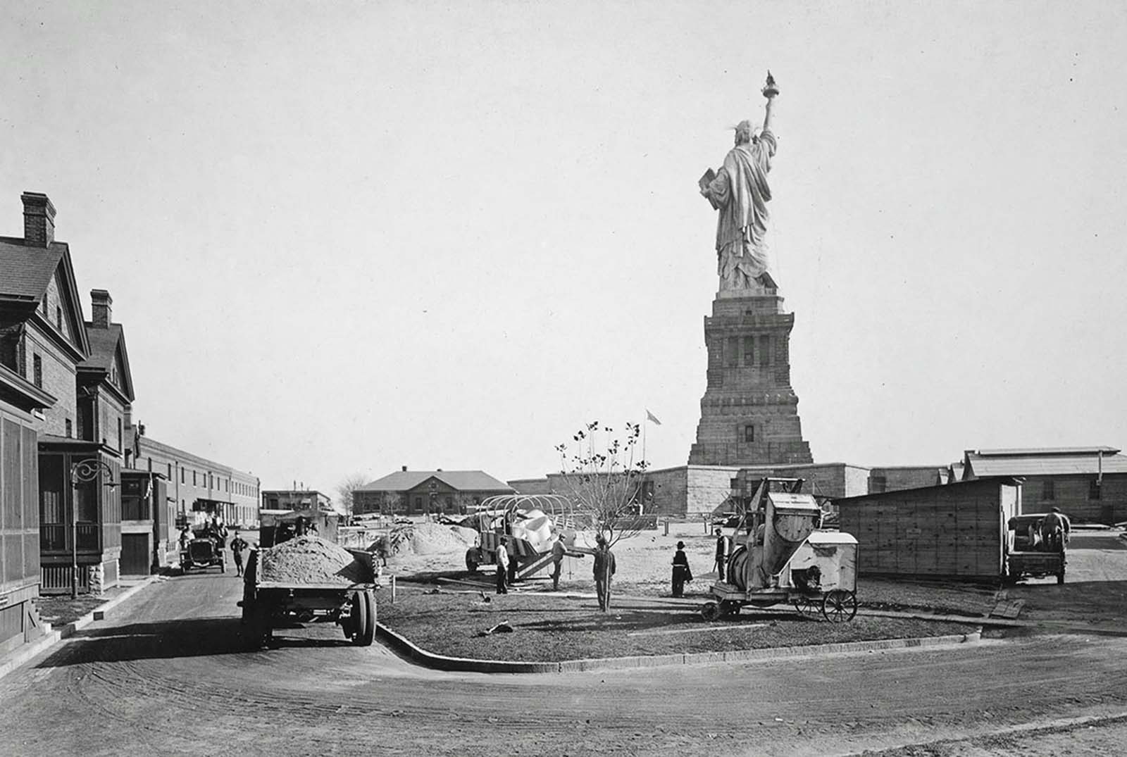 The island that the statue now stands on was previously occupied by Fort Wood, a U.S. military fortification. By the late 1880s, the fort was becoming obsolete, and part of the land was given over to the statue. Here, a view of the Statue of Liberty, standing above workers in Fort Wood, circa 1918.