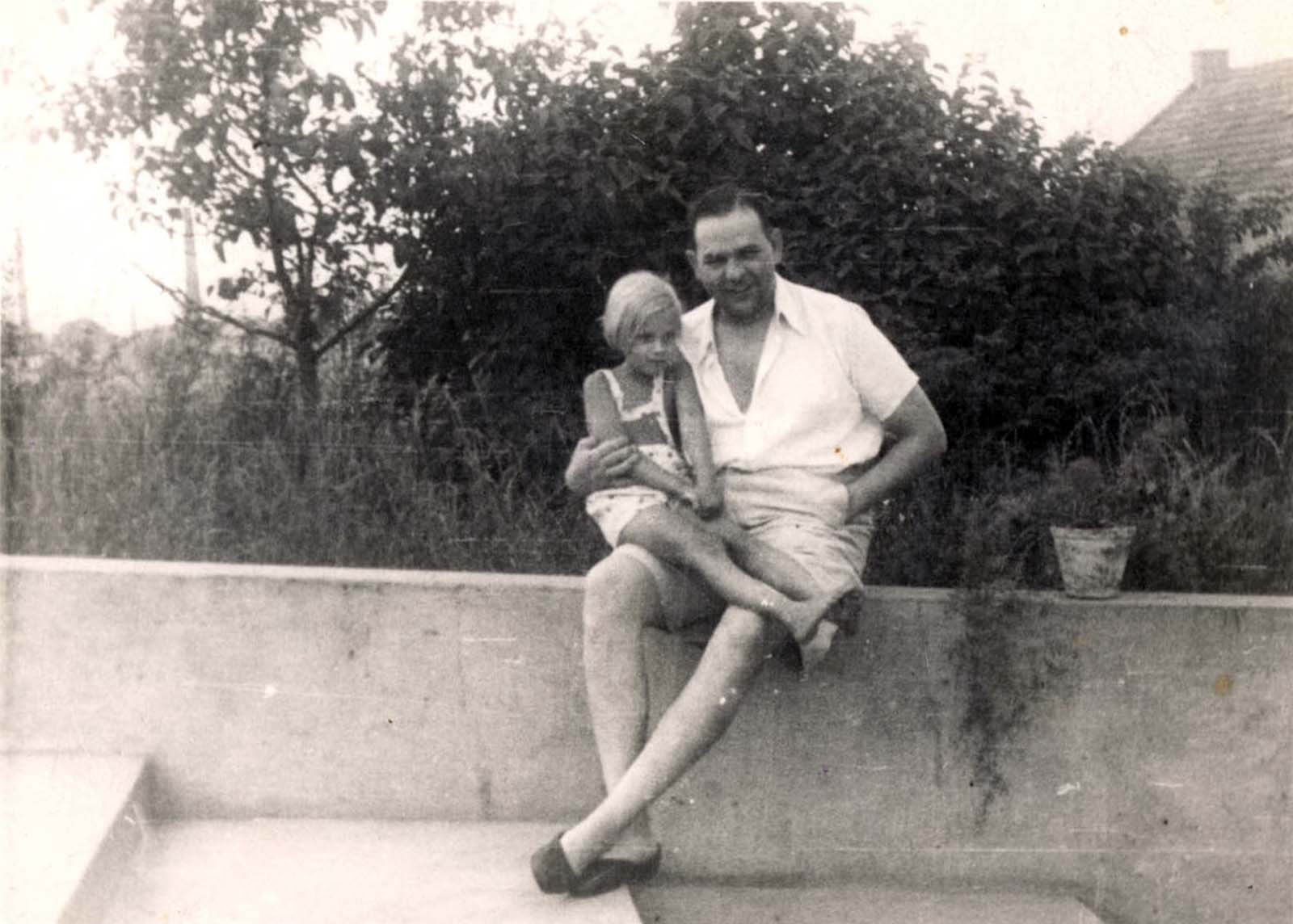 Amon Goeth with his daughter, 1943. He married Anny Geiger in a civil SS ceremony on 23 October 1938. The couple had three children, Peter, born in 1939, who died of diphtheria at age 7 months, Werner, born in 1940, and a daughter, Ingeborg, born in 1941.