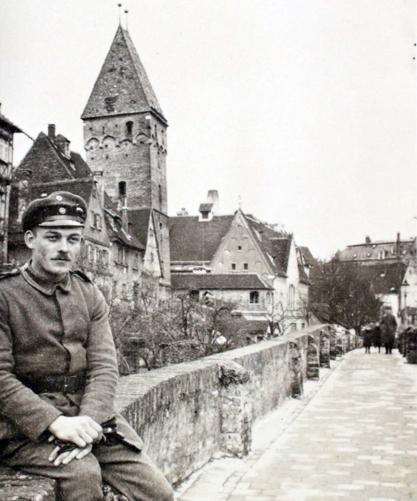 A 16 year old Walter Kleinfeldt photographed in the German city of Ulm in 1915. Just a few weeks later, he was on the Somme.