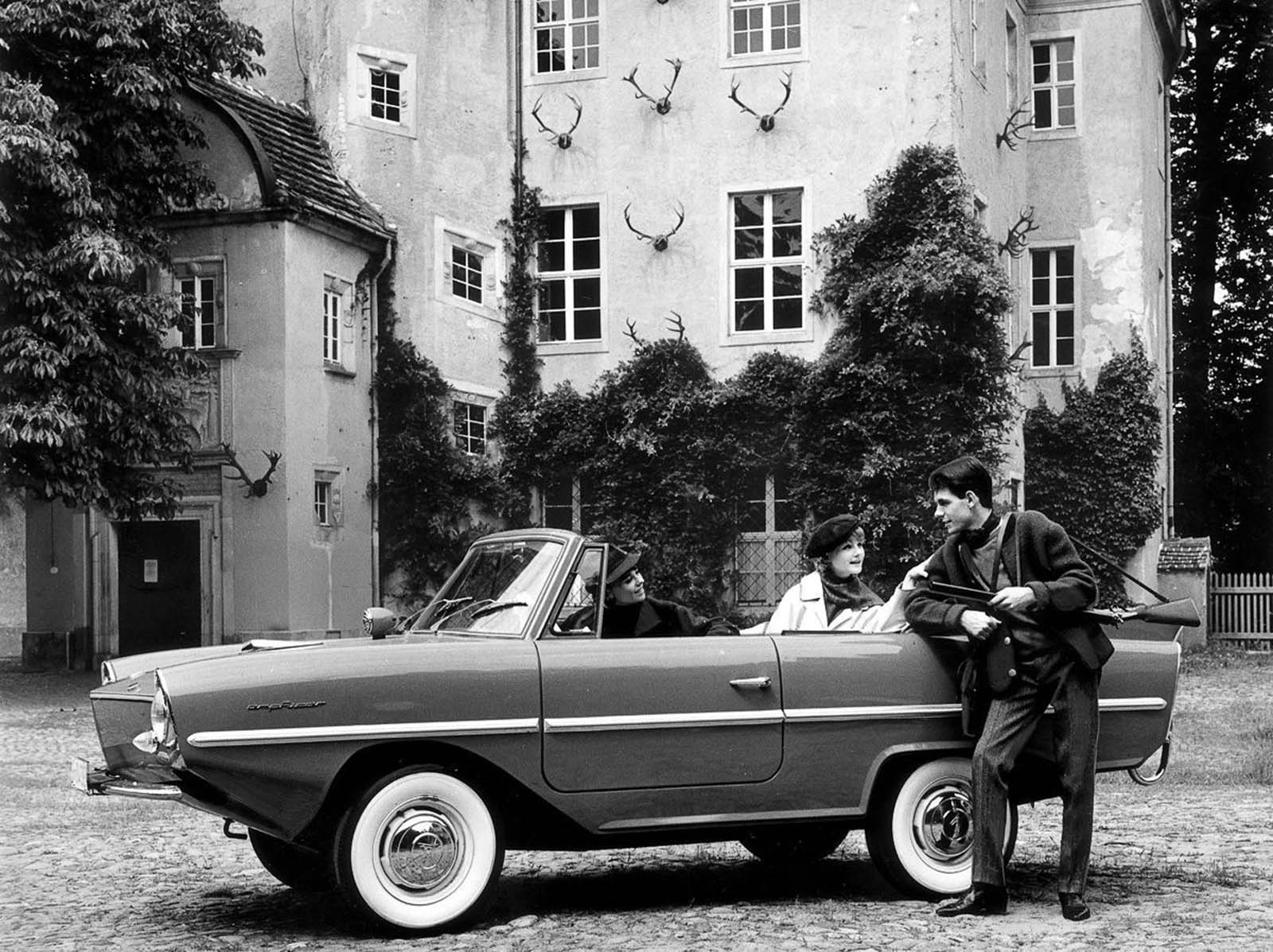 The one-piece windshield is curved. The foldable top causes the body style to be classified as cabriolet.