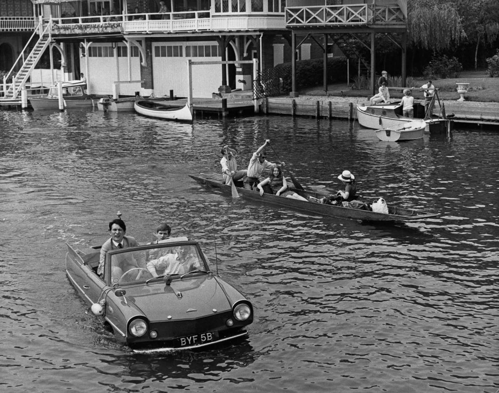 Front undersurface is slightly pointed and sharply cut away below. The wheels are set low, so that the vehicle stands well above ground level when on dry land.