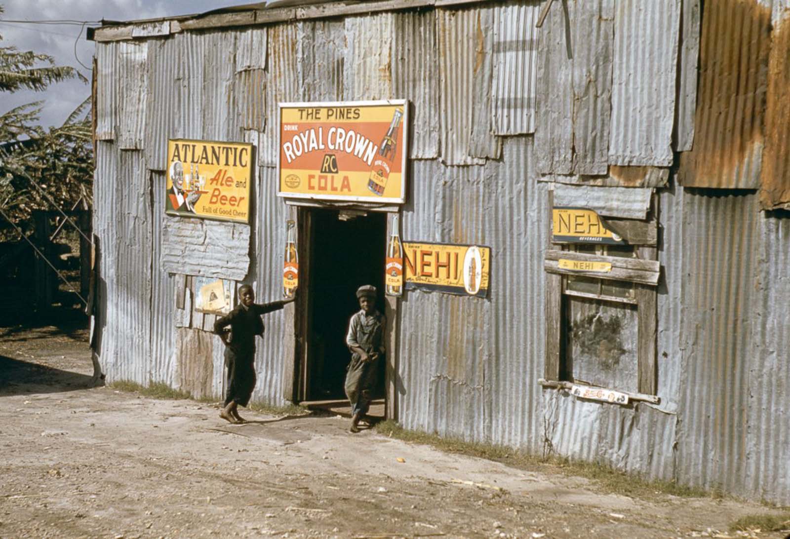 Migrant children stand outside a juke joint in Belle Glade, Florida. 1941.