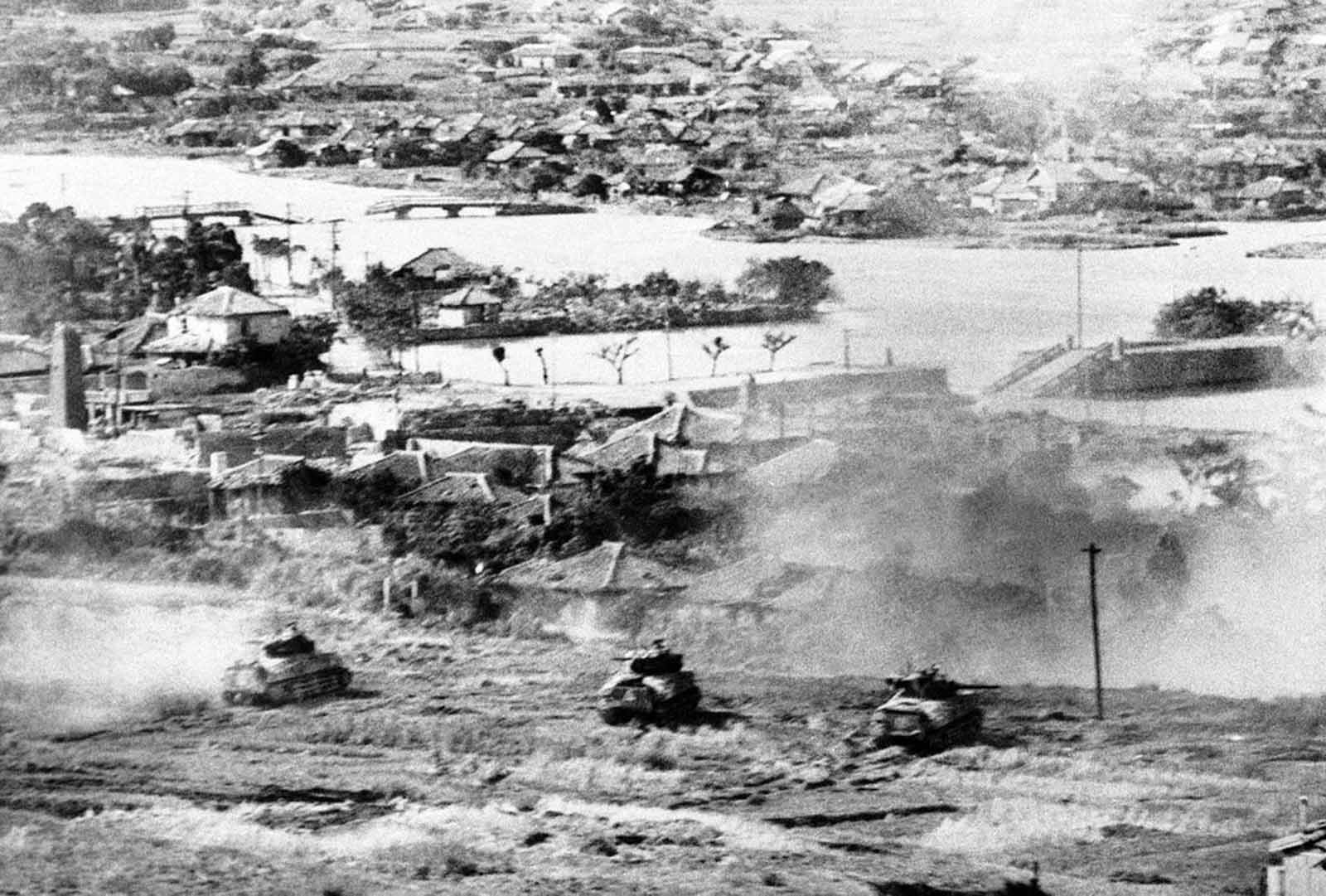 Tanks of the Sixth Marine Division probe the outskirts of Naha, capital city of Okinawa, Japan, on May 27, 1945.