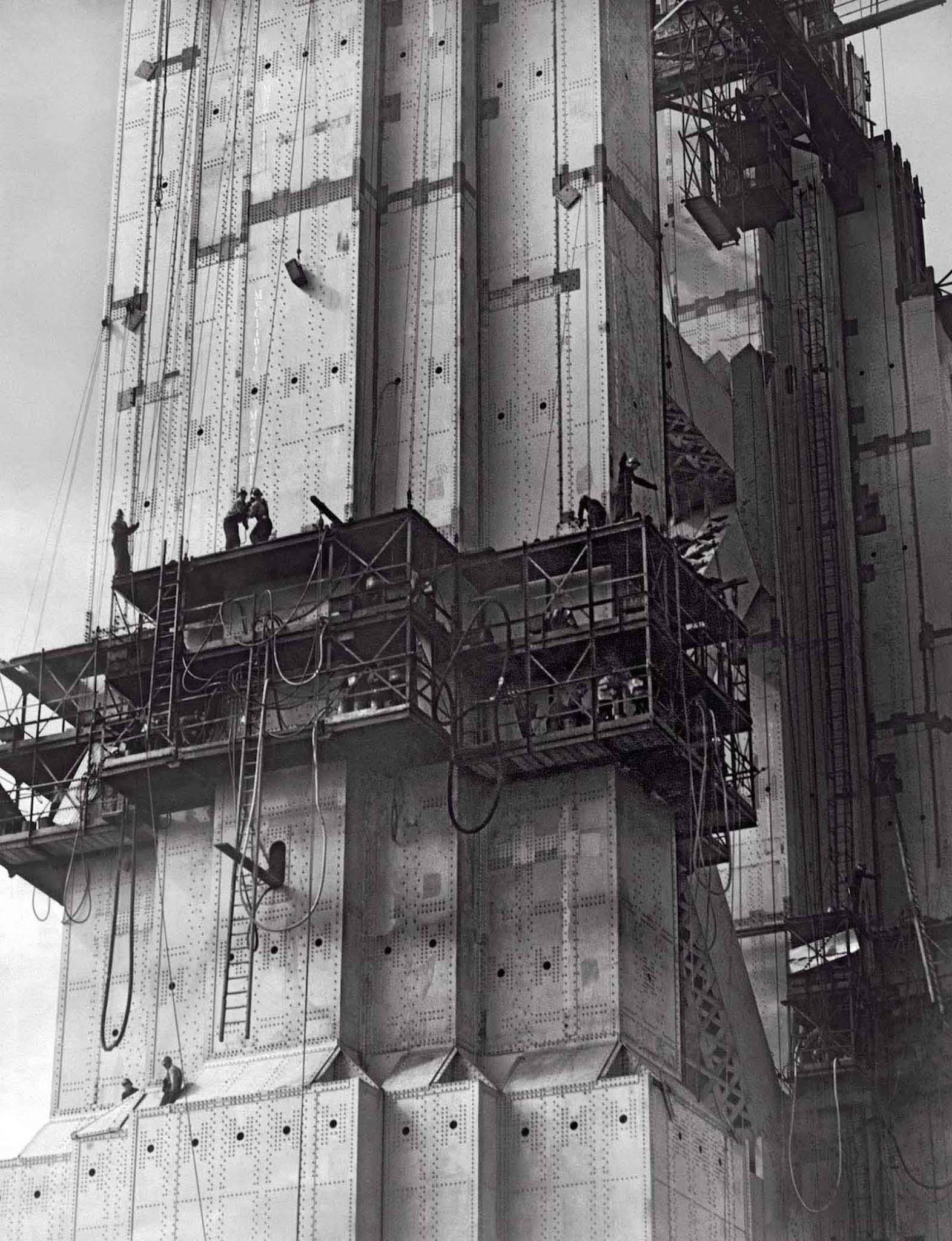 building golden gate bridge photographs