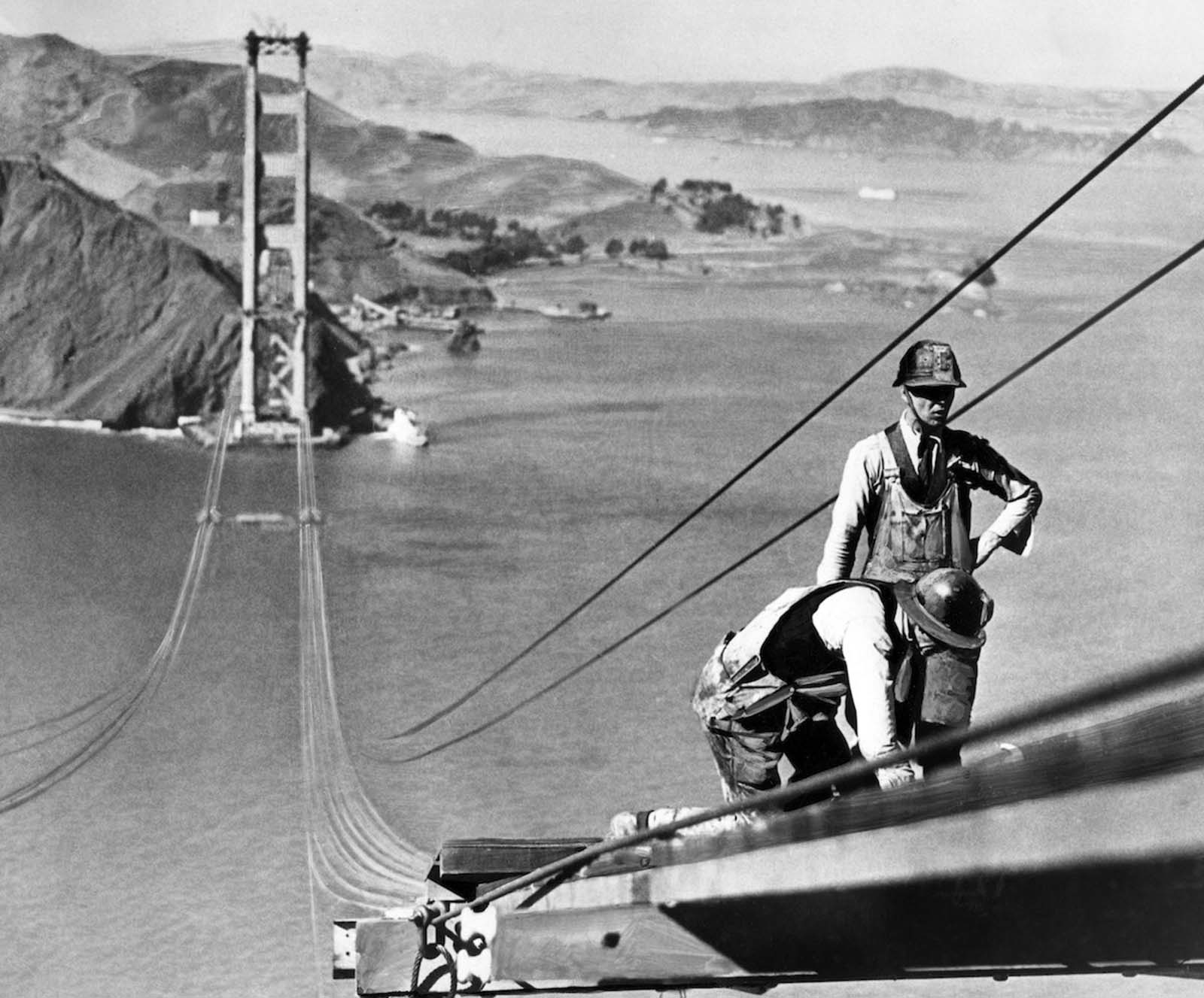 building golden gate bridge photographs