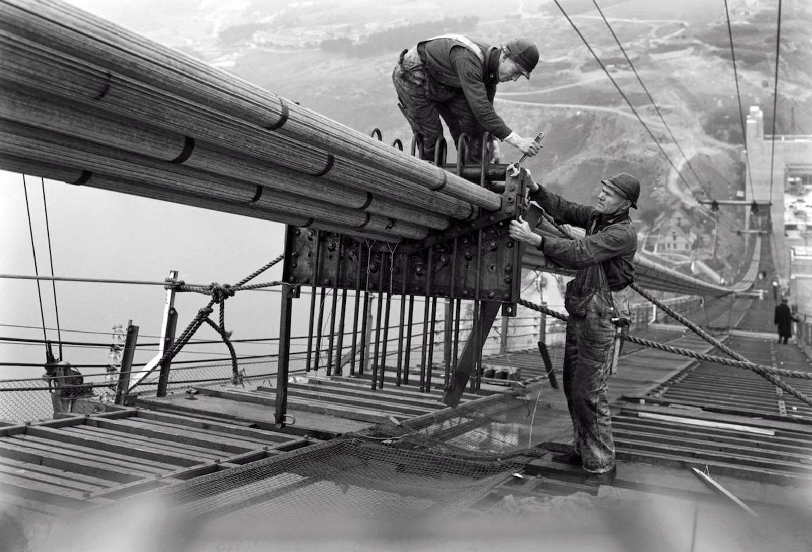 building golden gate bridge photographs