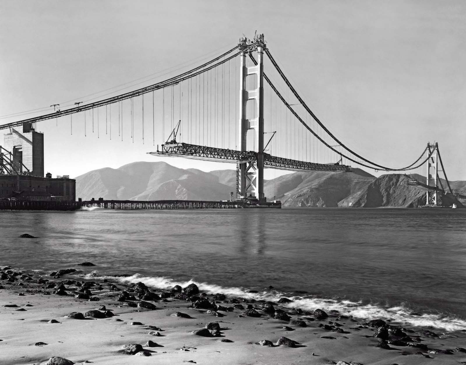 building golden gate bridge photographs