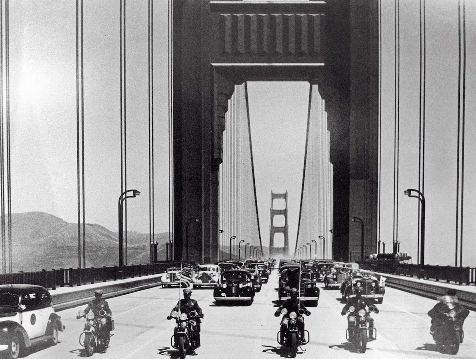 building golden gate bridge photographs
