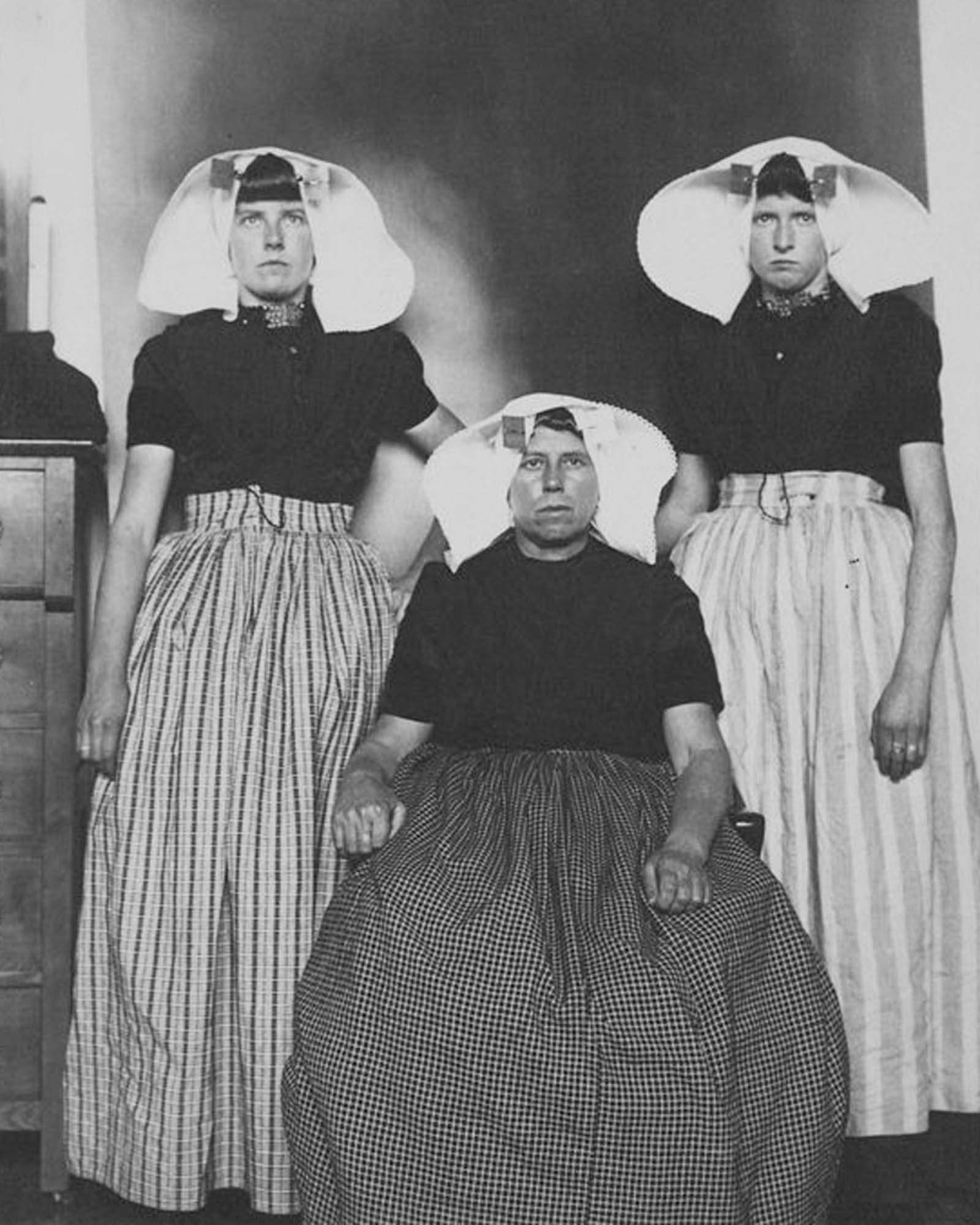 ellis islandi immigrants colorized