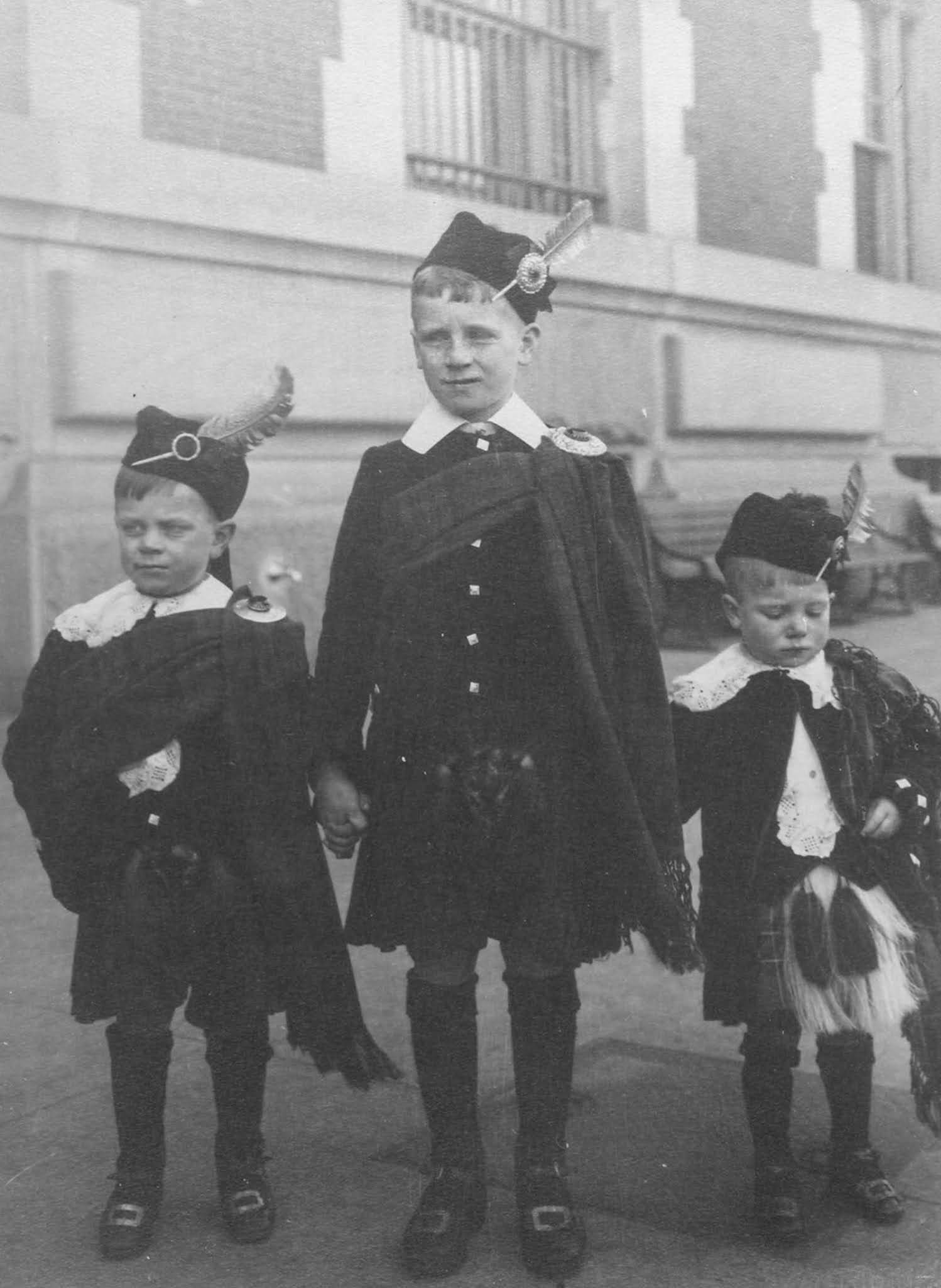 ellis islandi immigrants colorized