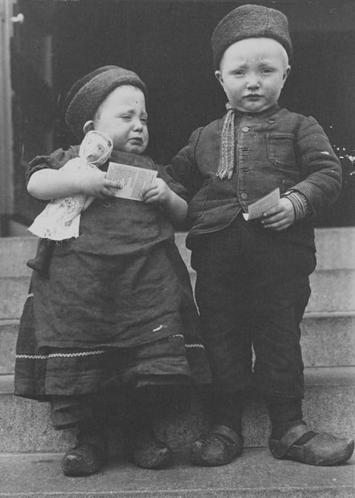 ellis islandi immigrants colorized