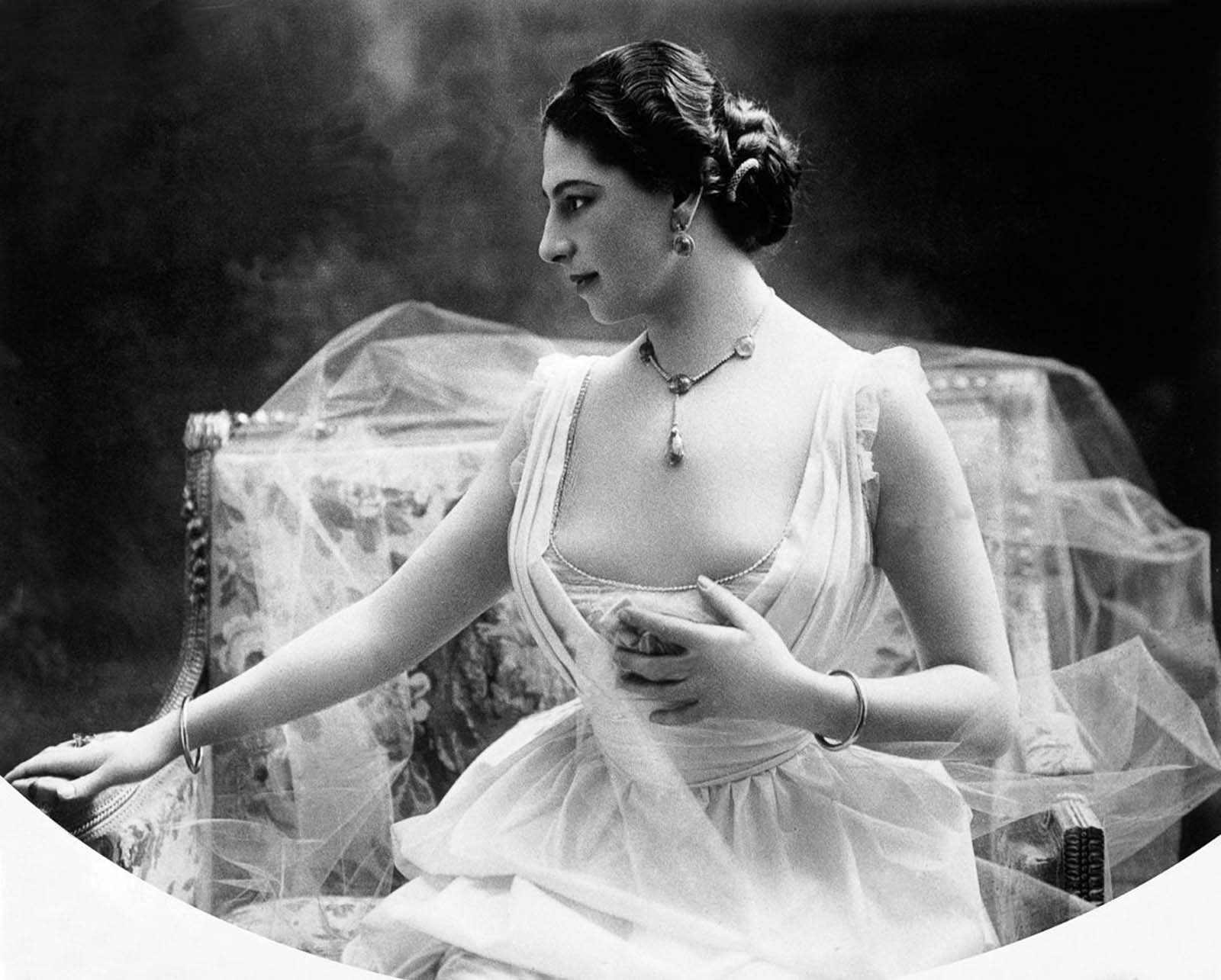 She was seldom seen without a bra as she was self-conscious about being small-breasted. She wore a bodystocking for her performances that was similar in color to her own skin.