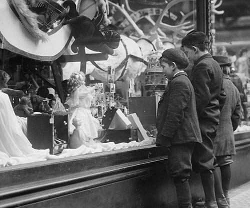 Vintage photos show the chaotic holiday shopping in New York City, 1910