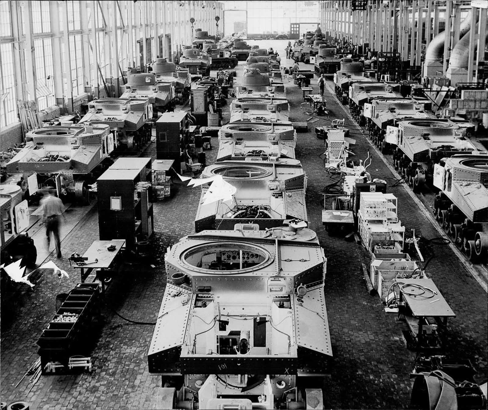 A Chrysler automobile assembly plant in Detroit, reconfigured to produce tanks. 1942.