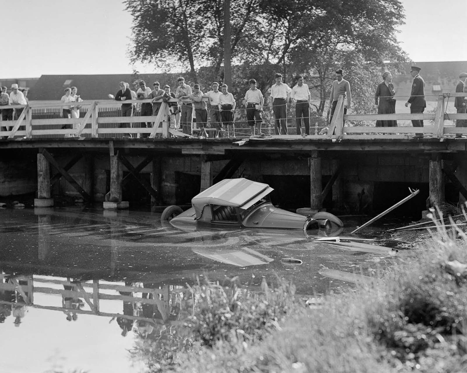 vintage photos car wrecks