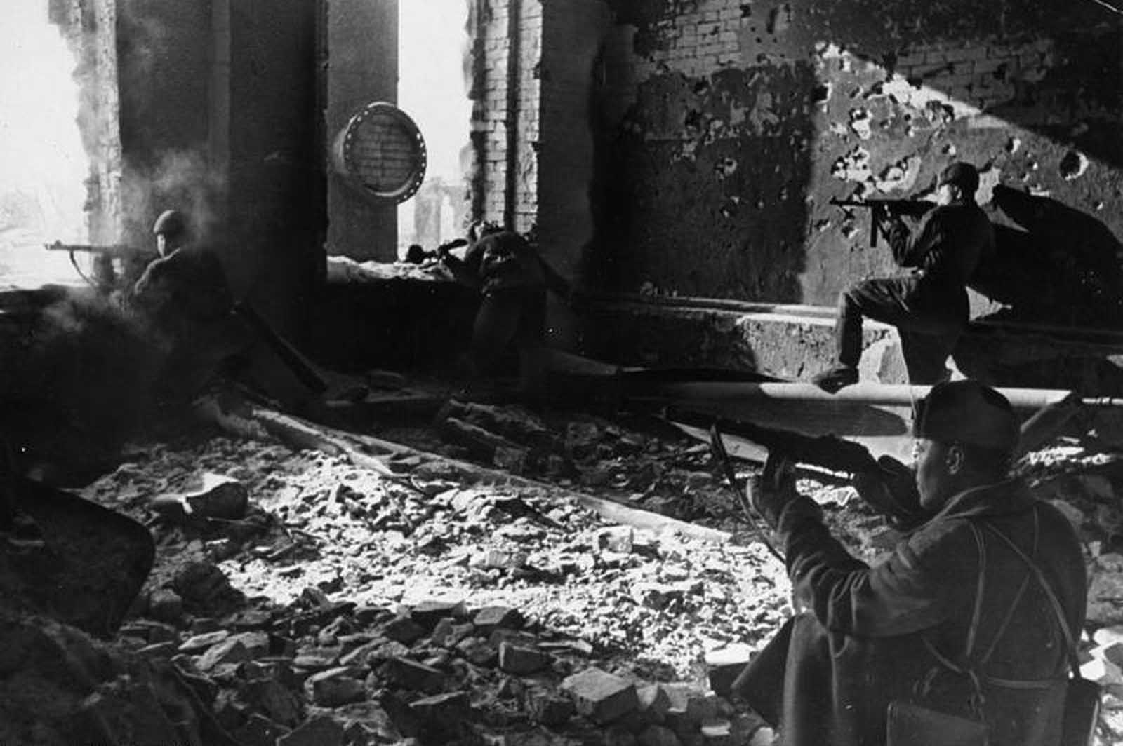 Stalingrad in October of 1942, Soviet soldiers fighting in the ruins of the factory 