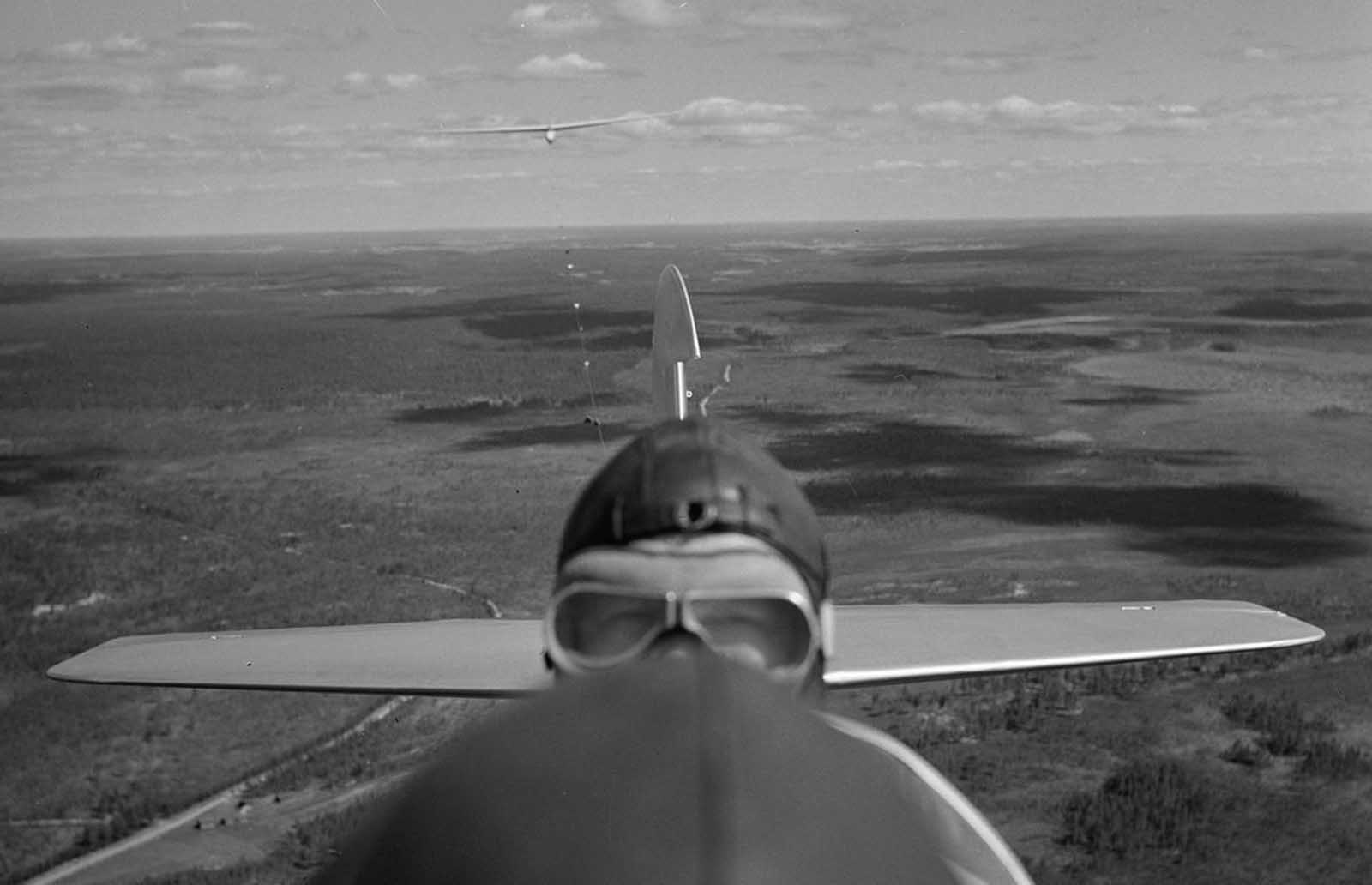 Pilots in flight above Jämijärvi, on July 17, 1942.