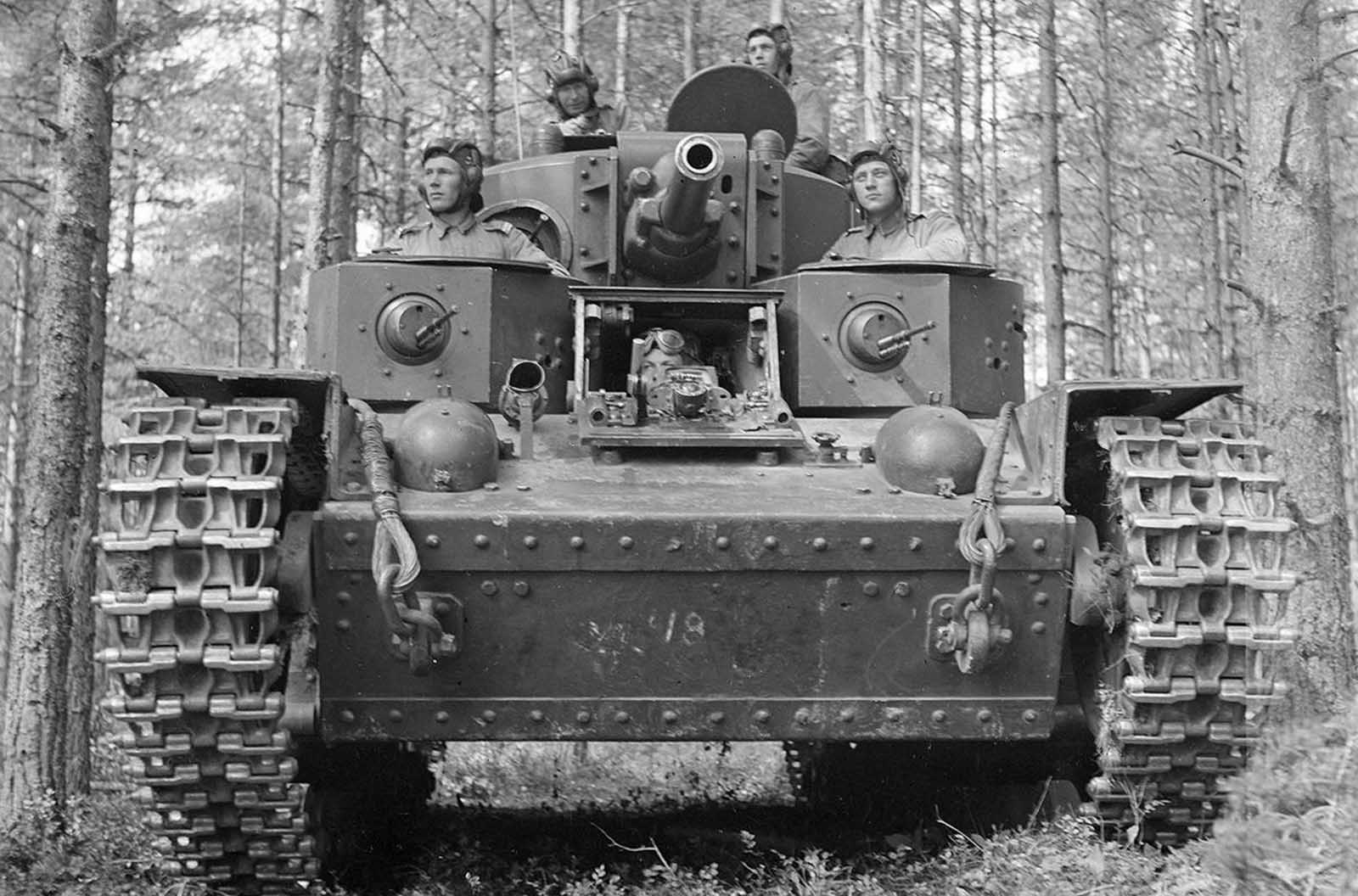 Finnish tank crew, July 8, 1941.